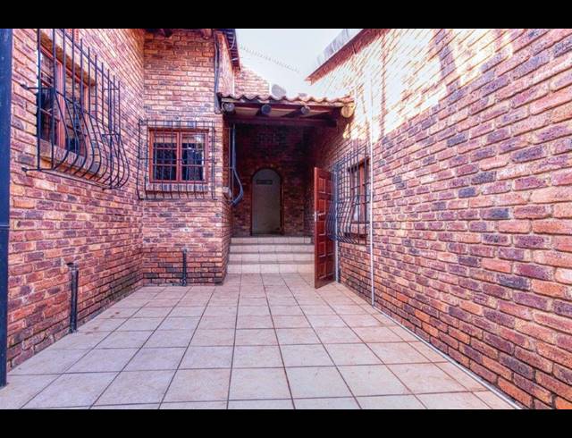 7 BEDROOM FREEHOLD TO LET IN BRYANSTON